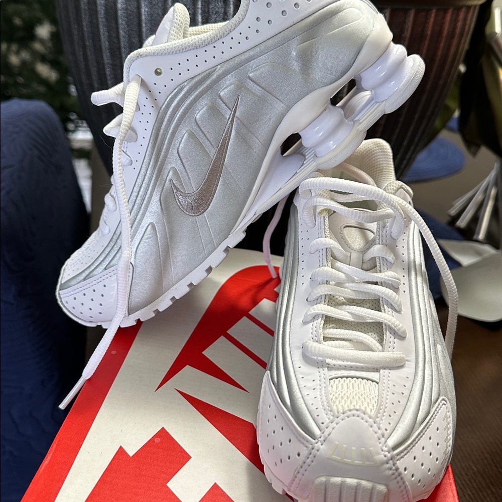 Kids' White Nike Shox Sneakers Size 4 kids/6 womens
